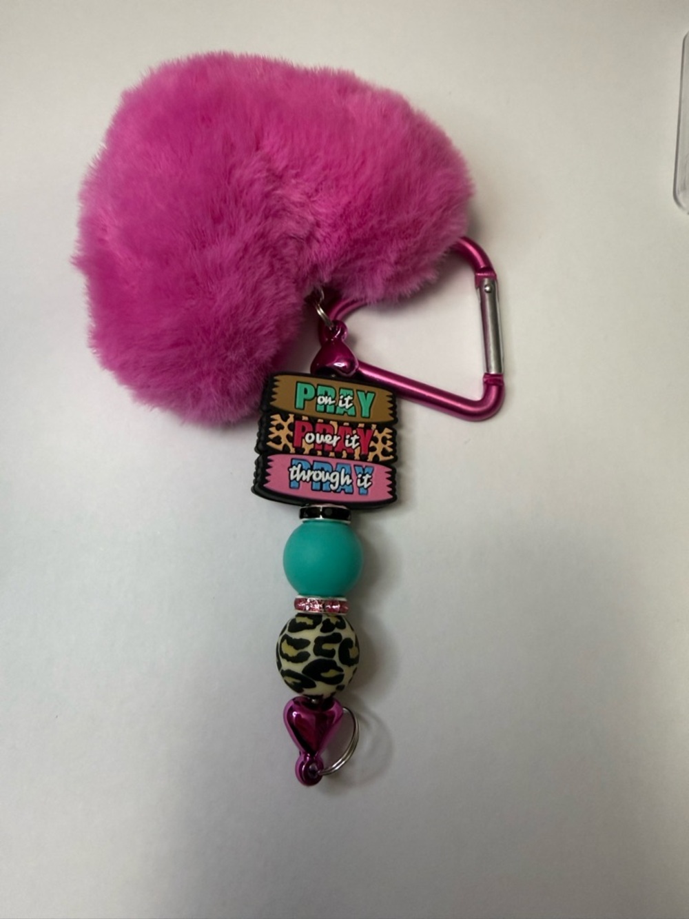 🩷New Pink Fuzzy Heart Beaded Keychain - Picture 1 of 2